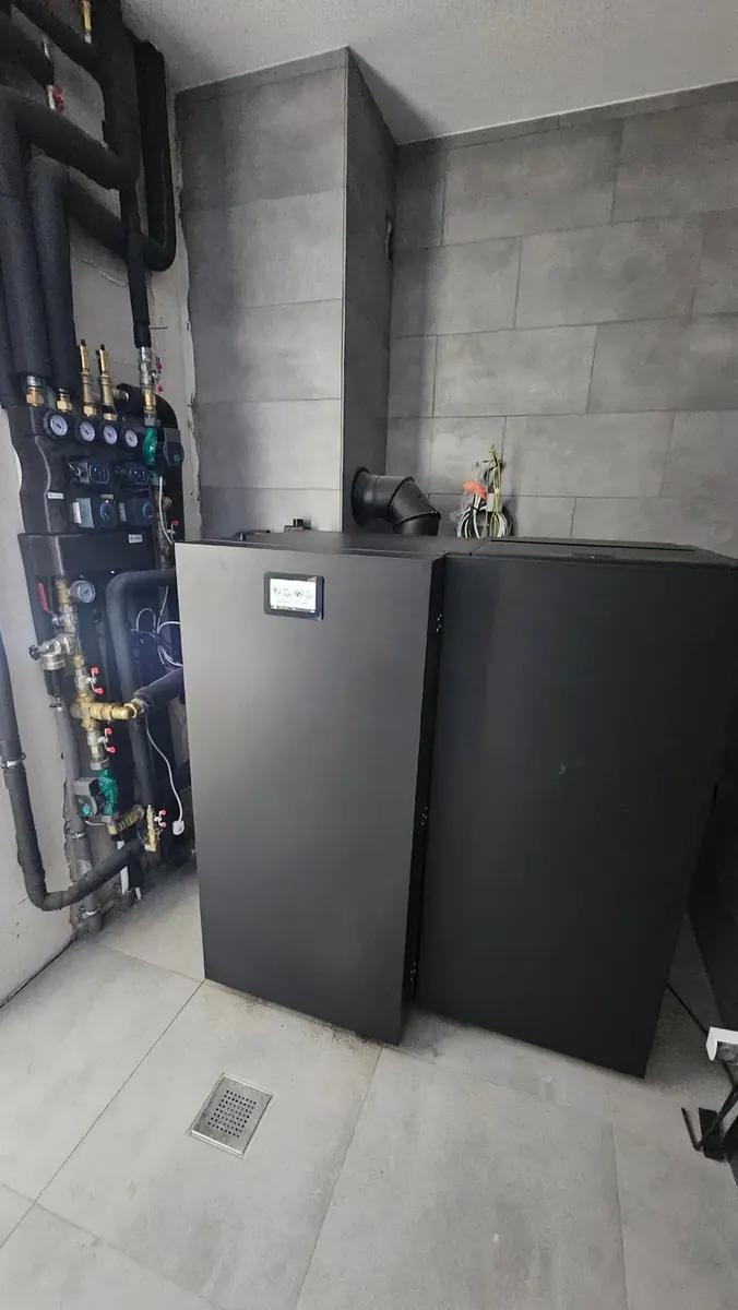 Montaż kotła na pellet Kostrzewa EEI Pellets 24 kW, realizacja No Limits Energy
