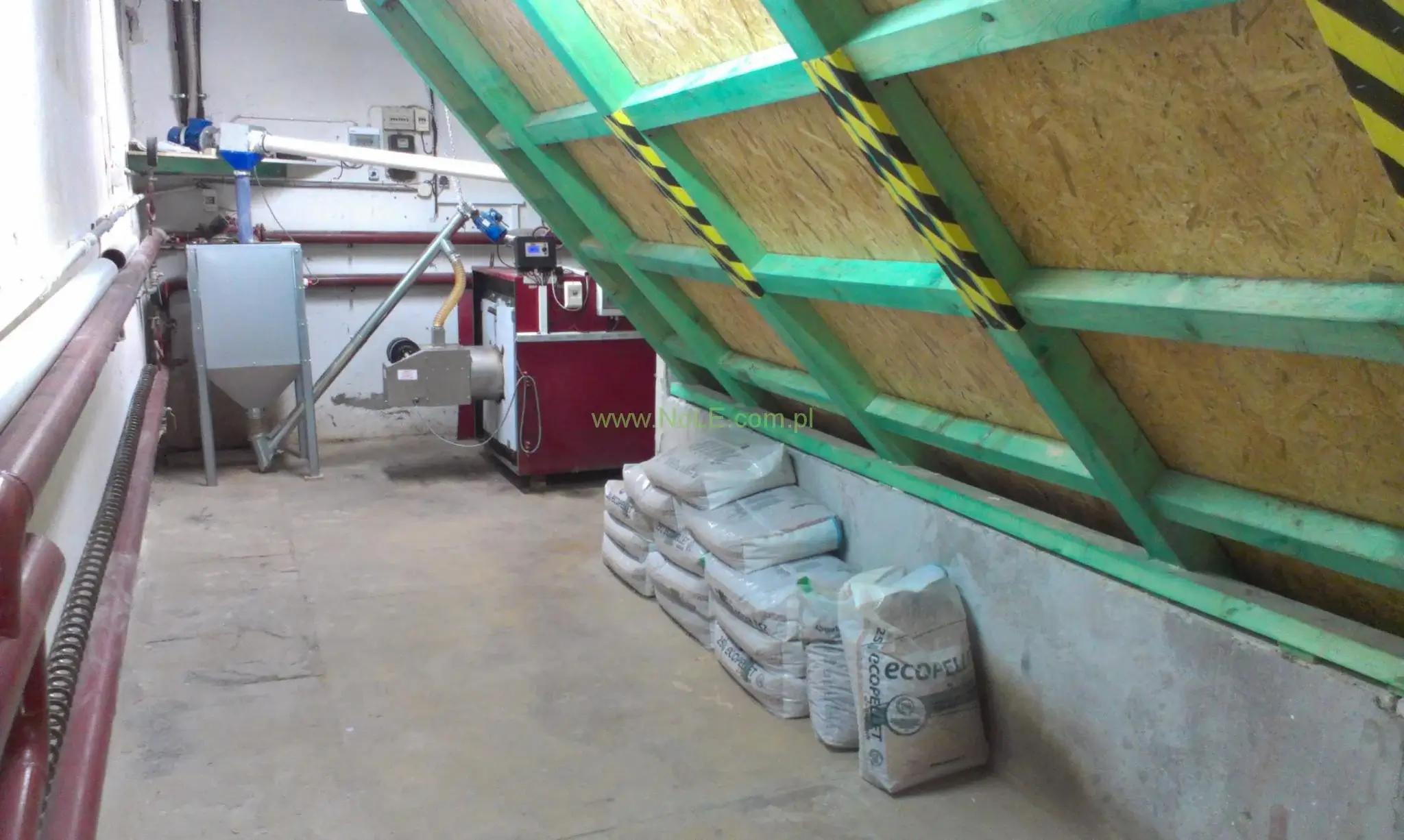 Silos na pellet przy budynku, budowa silosów i podajników NOLE